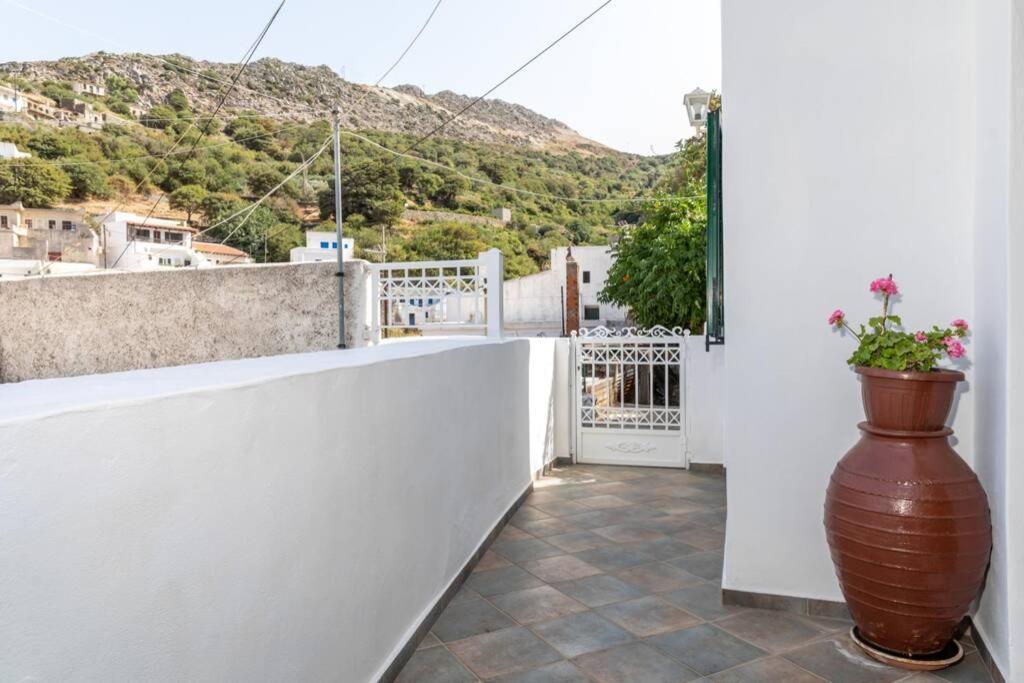 Δροσιά Villa Koronos Dış mekan fotoğraf